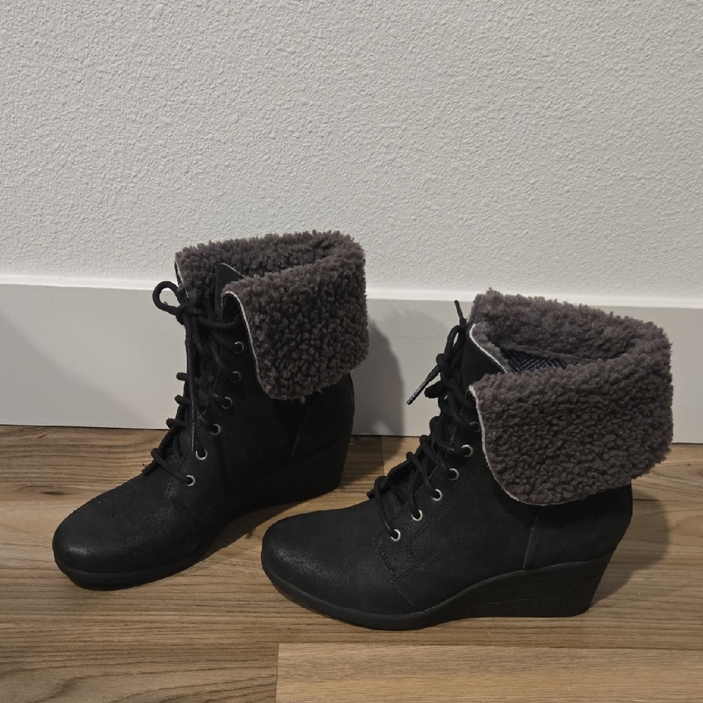 UGG Zea Black Lace Up Boots with Gray Sherpa Lining - Size 9